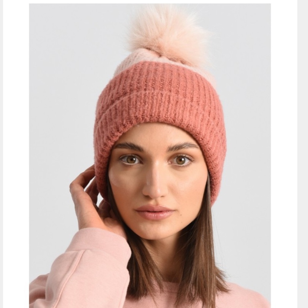 MOLLY BRACKEN 2 color ribbed knit beanie with faux fur pom-pom🌸💕